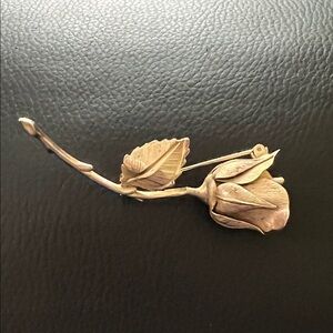 Giovanni Elegant Gold Rose Brooch
